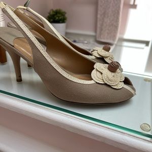 Chanel cream linen sling back heels. Flower motif size 39